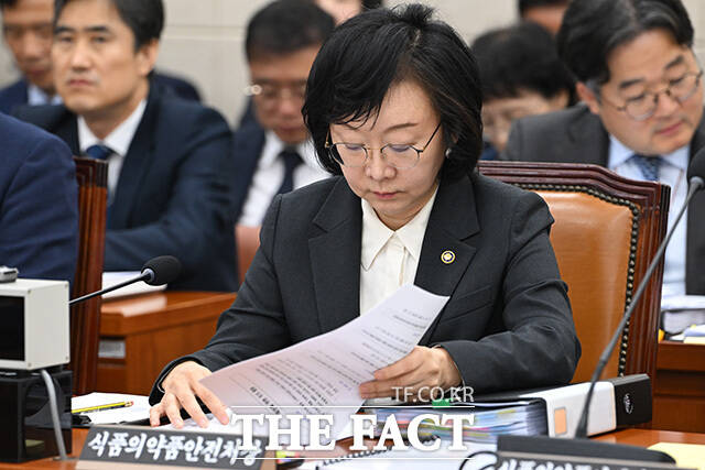 국정감사 출석해 자료 살펴보는 오유경 식품의약품안전처장.