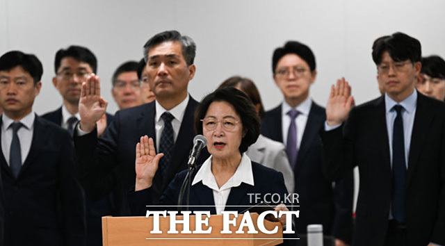 국회 행정안전위원회의 경기도 국정감사가 열린 13일 오전 경기 수원시 경기도청에서 추미애 경기도지사가 선서를 하고 있다. /뉴시스