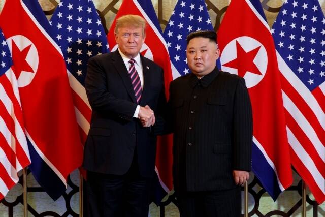도널드 트럼프 미국 대통령과 김정은 북한 국무위원장이 지난 2019년 2월 27일(현지시간) 하노이 중심가 메트로폴 호텔 회담장 입구 국기 게양대 앞에서 악수하며 포즈를 취하고 있다. /AP.뉴시스