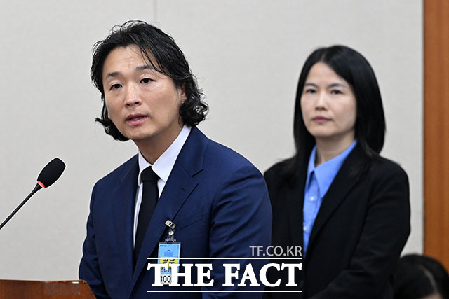 홍승일 힐링페이퍼 대표(왼쪽)가 의원 질의에 답변하고 있다. 홍 대표(왼쪽)와 최주희 티빙 대표.