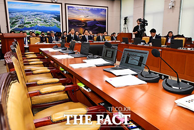 13일 오후 서울 여의도 국회 국토교통위원회에서 한국철도공사에 대한 국정감사가 진행되고 있는 가운데 의원들의 좌석이 비어있다. /국회=배정한 기자