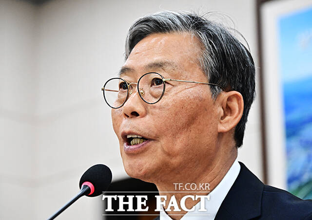 김태승 한국철도공사(코레일) 사장이 13일 오후 서울 여의도 국회 국토교통위원회에서 열린 한국철도공사에 대한 국정감사에 출석해 질의에 답변을 하고 있다. /국회=배정한 기자