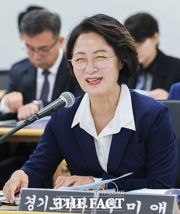 질의답변하는 추미애 경기지사.