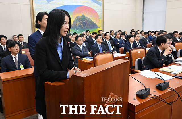 의원 질의에 답변하는 최주희 티빙 대표.