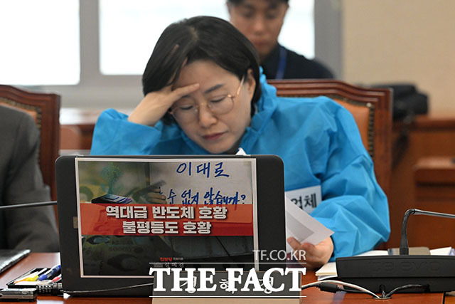 정혜경 진보당 의원이 13일 오전 서울 여의도 국회에서 열린 기후에너지환경노동위원회의 고용노동부에 대한 국정감사에서 반도체 하청업체 직원이 착용하는 방진복을 입고 참석해 김영훈 고용노동부 장관을 바라보고 있다. /국회=서예원 기자