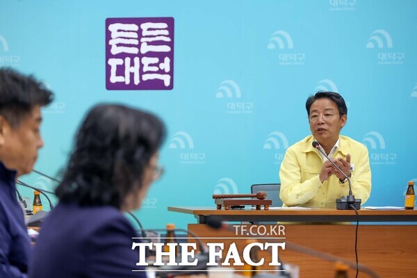 김찬술 대덕구청장이 13일 구청 대회의실에서 열린 '대전광역시 대덕구 안전관리위원회' 회의에 참석해 당부의 말을 하고 있다. /대덕구