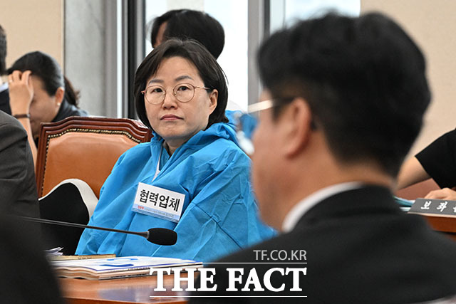 정혜경 진보당 의원이 13일 오전 서울 여의도 국회에서 열린 기후에너지환경노동위원회의 고용노동부에 대한 국정감사에서 반도체 하청업체 직원이 착용하는 방진복을 입고 참석해 김영훈 고용노동부 장관을 바라보고 있다. /국회=서예원 기자
