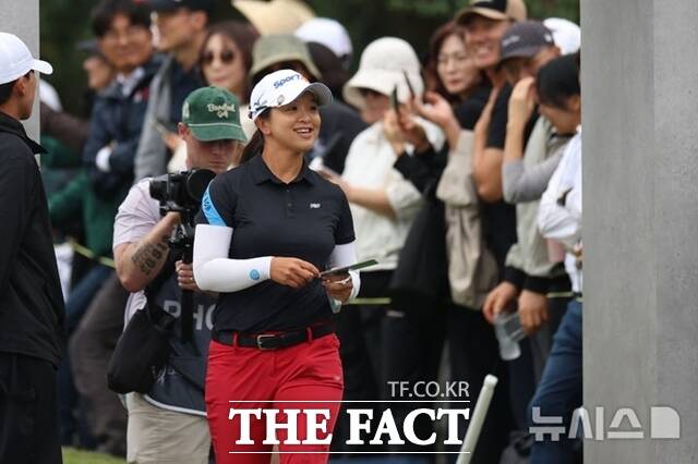김세영이 지난해 해남에서 열린 BMW레이디스챔피언십 최종 라운드에서 갤러리들의 환호 속에 1번홀로 들어서는 모습. 김세영은 당시 와이어 투 와이어 우승을 거머쥔 바 있다./뉴시스