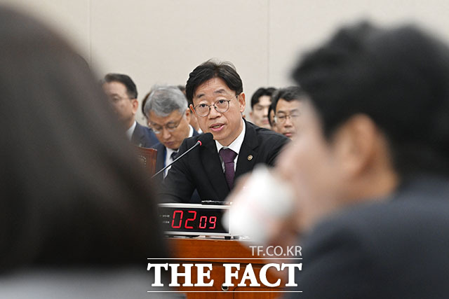 의원 질의에 답변하는 오태석 우주항공청장/