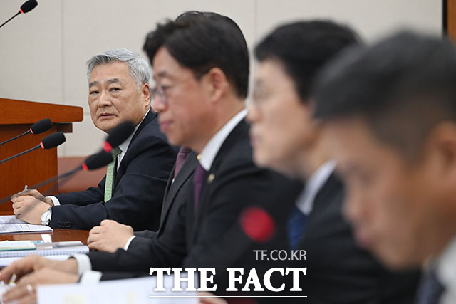 김희천 한국수력원자력 사장이 의원 질의에 답변하고 있다.