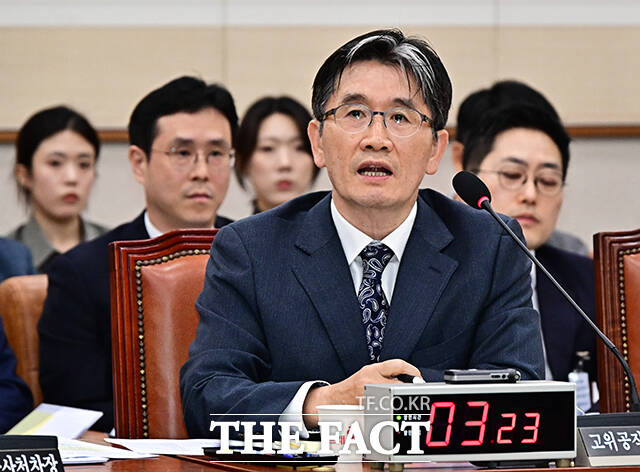오동운 공수처장이 13일 오후 서울 여의도 국회 법제사법위원회에서 열린 고위공직자범죄수사처에 대한 국정감사에 출석해 증인선서를 마친 뒤 선서문을 서영교 법사위원장에게 제출하고 있다. /국회=배정한 기자