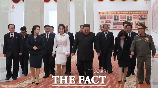 김정은 북한 국무위원장이 딸 김주애와 당 창건 81주년을 맞아 문을 연 국방혁명박물관 개관식에 참석했다. 사진은 지난 11일 김 위원장이 리설주 여사, 주애와 노동당 창건 81주년 경축공연에 참석했던 모습이다. /뉴시스. 조선중앙TV 갈무리.