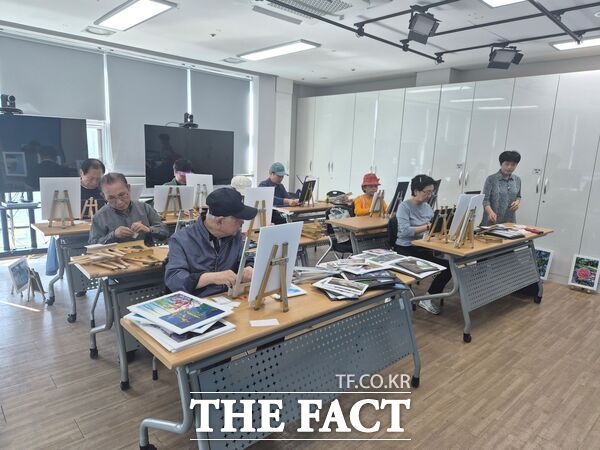대덕구노인종합복지관은 13일 노인자원봉사 활성화 지원사업의 일환으로 선배시민 'DSBC방송반' 어르신 10명이 참여한 사진 전시회를 개최했다. /대덕구노인종합복지관