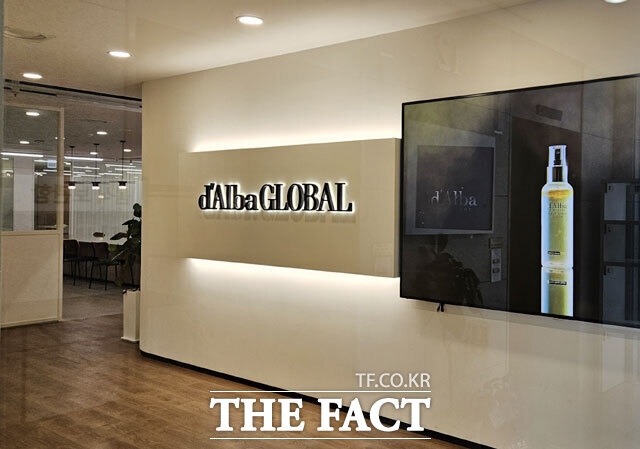 달바글로벌이 2분기 사상 최대 실적을 달성하고도 3분기 실적 우려와 환율 변수 등으로 두 달 만에 고점 대비 40% 넘게 급락했다. 증권가의 저가매수 추천과 회사의 자사주 소각 등 주주환원책에도 주가가 15만원대에 머물고 있어, 향후 발표될 3분기 확정 실적이 주가 반등의 최대 분수령이 될 전망이다. /더팩트 DB