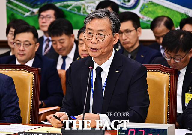김태승 한국철도공사(코레일) 사장이 13일 오후 서울 여의도 국회 국토교통위원회에서 열린 한국철도공사에 대한 국정감사에 출석해 질의에 답변을 하고 있다. /국회=배정한 기자