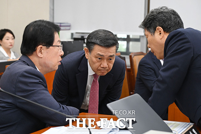 대화 나누는 이만희 보건복지위원장과 백종헌 야당 간사, 서영석 여당 간사(왼쪽부터).