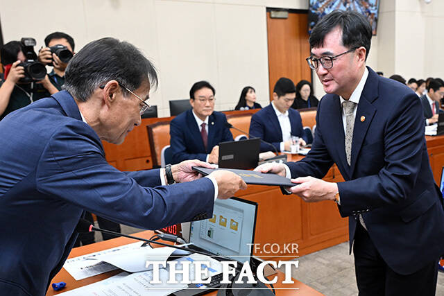 유동수 위원장에게 선서문 전달하는 임기근 국무조정실장(오른쪽).