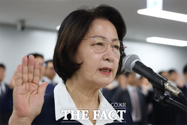 추지사가 김영진 위원장에게 선서문을 전달하고 있다. /뉴시스