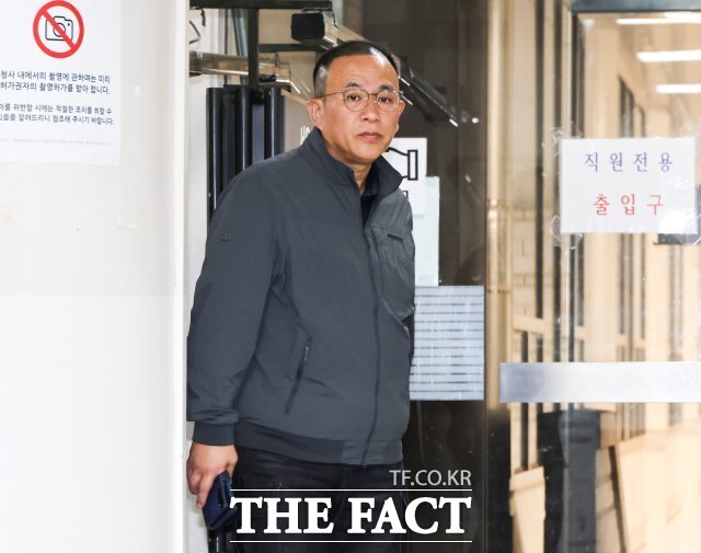 명태균 씨가 지난 7일 오후 서울 서초구 서울고등법원에서 열린 윤석열 전 대통령의 무상 여론조사 관련 정치자금법 위반 혐의 항소심 선고공판에서 무죄를 선고받은 후 법정을 나서고 있다. /사진공동취재단