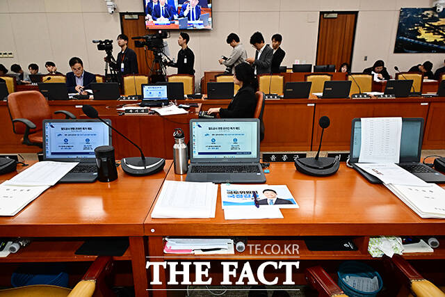 13일 오후 서울 여의도 국회 국토교통위원회에서 한국철도공사에 대한 국정감사가 진행되고 있는 가운데 의원들의 좌석이 비어있다. /국회=배정한 기자