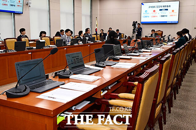 13일 오후 서울 여의도 국회 국토교통위원회에서 한국철도공사에 대한 국정감사가 진행되고 있는 가운데 의원들의 좌석이 비어있다. /국회=배정한 기자