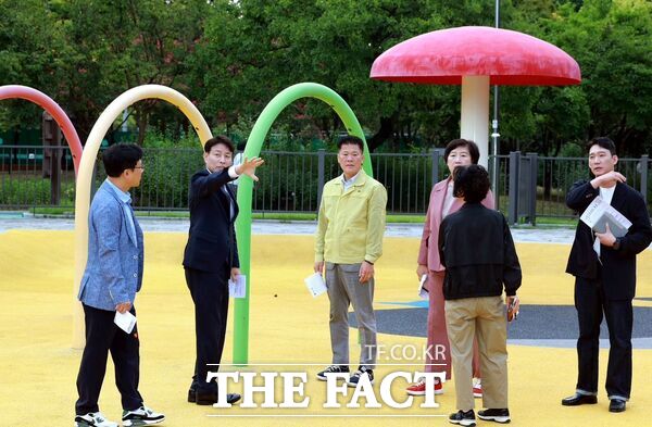 전문학 서구청장이 지난 7월 1일 취임 첫날부터 100일간 이어온 '서구를 누비는 100일 현장 행정'을 10월 8일 새벽 둔산동 거리 청소를 끝으로 마무리했다. 사진은 전문학 서구청장이 9월 10일 아침 은평근린공원을 방문해 현장을 점검하고 있는 모습. /대전시 서구