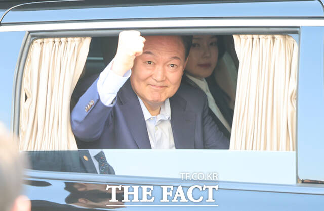 민중기 특별검사팀(김건희 특검)이 명태균 씨에게 무상 여론조사를 제공받은 혐의에 대해 윤석열 전 대통령에게 무죄를 선고한 항소심 판단에 불복해 상고했다. 윤 전 대통령이 지난해 4월 서울 용산구 한남동 대통령 관저를 떠나 서초동 사저로 이동하며 지지자들과 인사를 하고 있다.