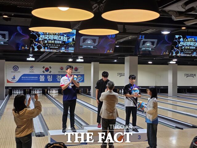 제주도에서 열리는 제107회 전국체육대회 사전 경기 볼링 종목에서 천안상업고 3학년 김지성 선수가 금메달을 수여받고 있다. /충남도교육청