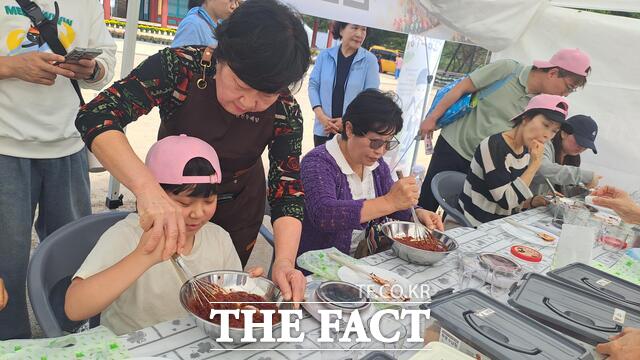 당진 면천두레맘은 면천읍성축제장에서 지역의 역사적 자산과 자연경관을 결합한 체험프로그램을 운영했다. /당진시