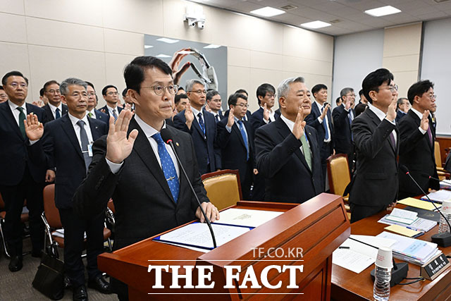 최원호 원자력안전위원회 위원장이 13일 오전 서울 여의도 국회 과학기술정보방송통신위원회에서 열린 원자력안전위원회 등에 대한 국정감사에서 선서를 하고 있다. /서예원 기자