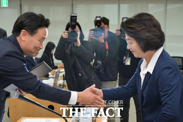 추지사가 김영진 위원장에게 선서문을 전달하고 있다. /뉴시스