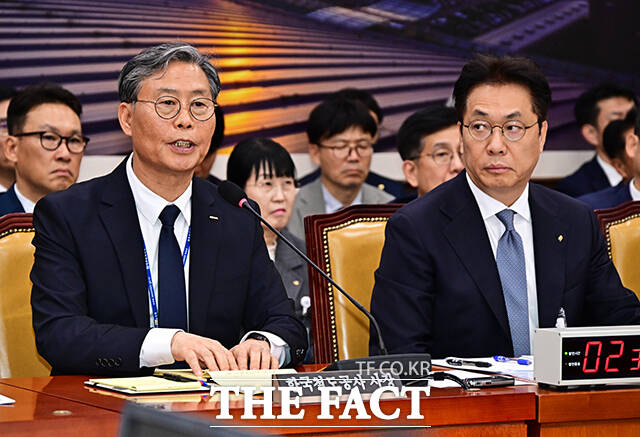 김태승 한국철도공사(코레일) 사장이 13일 오후 서울 여의도 국회 국토교통위원회에서 열린 한국철도공사에 대한 국정감사에 출석해 질의에 답변을 하고 있다. /국회=배정한 기자