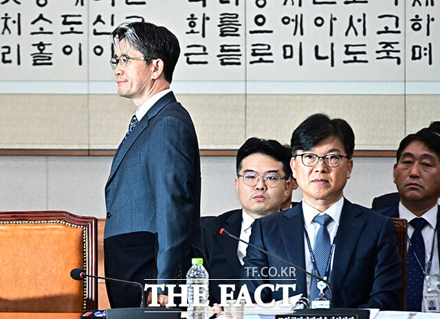 오동운 공수처장이 13일 오후 서울 여의도 국회 법제사법위원회에서 열린 고위공직자범죄수사처에 대한 국정감사에 출석해 증인선서를 마친 뒤 선서문을 서영교 법사위원장에게 제출하고 있다. /국회=배정한 기자