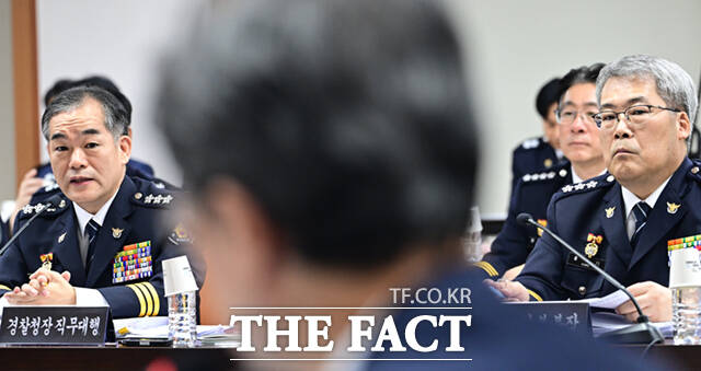 경찰은 참사뿐 아니라 주요 사건·사고 피해자를 겨냥한 2차 가해 범죄를 수사하고 시도청 수사를 지휘·감독하는 컨트롤타워가 필요하다는 취지에서 총경급을 팀장으로 한 전담팀을 신설했다. 사진은 김종철 경찰청장 직무대행(왼쪽)이 지난 12일 국회 행정안전위원회의 경찰청 국정감사에서 의원 질의에 답하고 있는 모습. 오른쪽은 홍석기 국가수사본부장 모습. /이새롬 기자