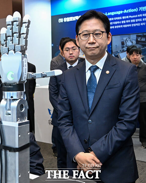 배 부총리가 지뢰 탐지 로봇에 대한 설명을 듣고 있다.