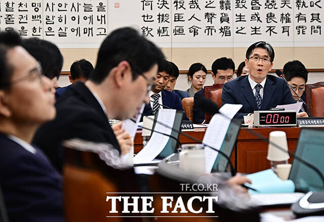 오동운 공수처장이 13일 오후 서울 여의도 국회 법제사법위원회에서 열린 고위공직자범죄수사처에 대한 국정감사에 출석해 증인선서를 마친 뒤 선서문을 서영교 법사위원장에게 제출하고 있다. /국회=배정한 기자