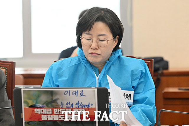 정혜경 진보당 의원이 13일 오전 서울 여의도 국회에서 열린 기후에너지환경노동위원회의 고용노동부에 대한 국정감사에서 반도체 하청업체 직원이 착용하는 방진복을 입고 참석해 김영훈 고용노동부 장관을 바라보고 있다. /국회=서예원 기자