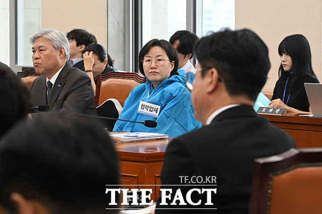 정혜경 진보당 의원이 13일 오전 서울 여의도 국회에서 열린 기후에너지환경노동위원회의 고용노동부에 대한 국정감사에서 반도체 하청업체 직원이 착용하는 방진복을 입고 참석해 김영훈 고용노동부 장관을 바라보고 있다. /국회=서예원 기자