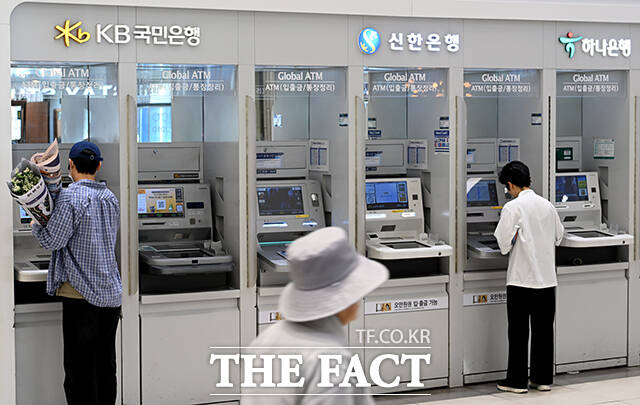 신한은행, KB국민은행, 하나은행 등에서 인공지능(AI) 해킹 공격으로 고객 정보가 유출된 가운데 지난 6일 오전 시민들이 서울 시내 시중은행의 현금자동입출금기를 사용하고 있다. /박상민 기자