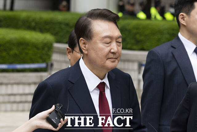 국민의힘이 보전받은 대선비용 397억원의 반환 여부가 달린 윤석열 전 대통령 공직선거법 위반 항소심 사건에서 민중기 특별검사팀(김건희 특검)이 윤 전 대통령에게 1심과 같은 당선무효형을 를 선고해달라고 재판부에 요청했다. 윤 전 대통령이 지난해 5월 서울 서초구 중앙지방법원에서 열린 내란 우두머리 혐의 사건 1심 공판의 오전 재판 종료 후 점심 식사를 위해 나서며 취재진의 질문을 받고 있다. /사진공동취재단