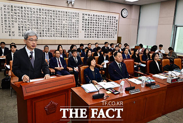 김상환 헌법재판소장이 13일 오전 서울 여의도 국회 법제사법위원회에서 열린 헌법재판소, 헌법재판연구원에 대한 국정감사에 출석해 인사말을 하고 있다. /국회=배정한 기자
