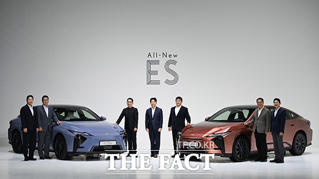 렉서스코리아가 프리미엄 세단 '올 뉴 ES(ALL-NEW ES)' 출시 기념 포토세션을 개최한 13일 오전 서울 광진구 워커힐 호텔앤리조트 빛의 시어터에서 콘야마 마나부 렉서스코리아 사장을 비롯한 관계자들이 차량과 포즈를 취하고 있다. 사진 왼쪽부터 마츠히타 유스케 렉서스코리아 부사장과 강대환 렉서스코리아 부사장, 쿠마이 야히코 렉서스 인터내셔널 수석 디자이너, 치아시 코헤이 렉서스 인터내셔널 수석 엔지니어, 핫토리 타카유키 렉서스 인터내셔널 차량 퍼포먼스 리더, 콘야마 렉서스코리아 사장, 이병진 렉서스코리아 부사장. /송호영 기자