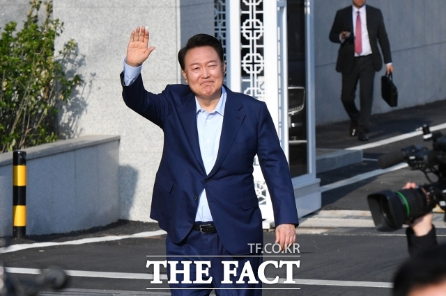 윤석열 전 대통령이 11일 오후 서울 용산구 한남동 대통령 관저 정문에서 퇴거하며 지지자들을 향해 인사를 하고 있다. /서예원 기자(현장풀)