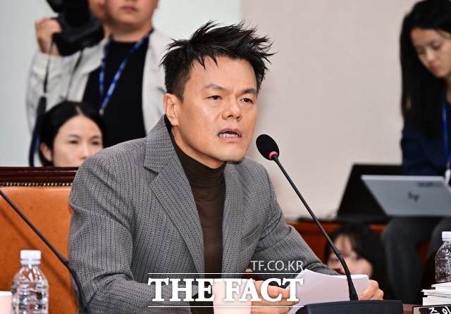 방송 오디션 프로그램을 통해 탄탄한 팬덤을 가진 '트로트 퀸'으로 승승장구하고 있는 가수 전유진이 이번에는 무대가 아닌 뉴스 스튜디오에 등장했다. 전유진은 13일 JTBC 아침 뉴스 ‘아침&’의 날씨 코너에 출연했다. /JTBC '아침&'