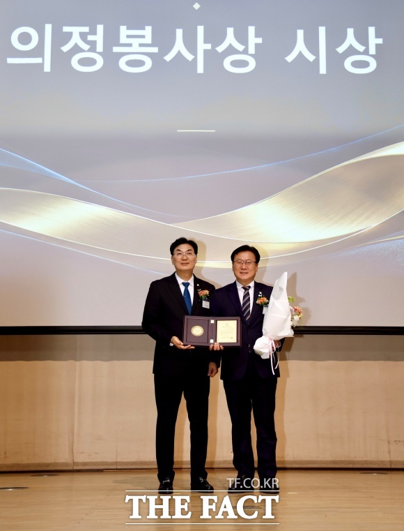 유영철 순천시의회 의장이 지방의정 발전과 주민화합에 기여한 공로로 대한민국 지방의정봉사대상을 받았다. /순천시의회