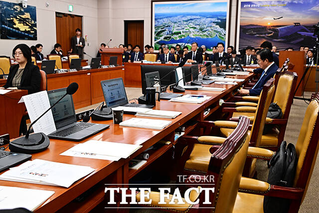 13일 오후 서울 여의도 국회 국토교통위원회에서 한국철도공사에 대한 국정감사가 진행되고 있는 가운데 의원들의 좌석이 비어있다. /국회=배정한 기자
