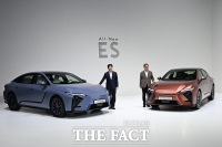  '올 뉴 ES'와 포즈 취하는 콘야마 마나부 렉서스코리아 사장 [포토]
