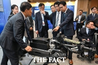  '피지컬 AI Tech Week'서 지뢰탐지 로봇 살펴보는 배경훈 부총리 [TF사진관]