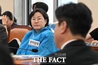  협력업체 비정규직 방진복 입은 정혜경 진보당 의원 [TF사진관]