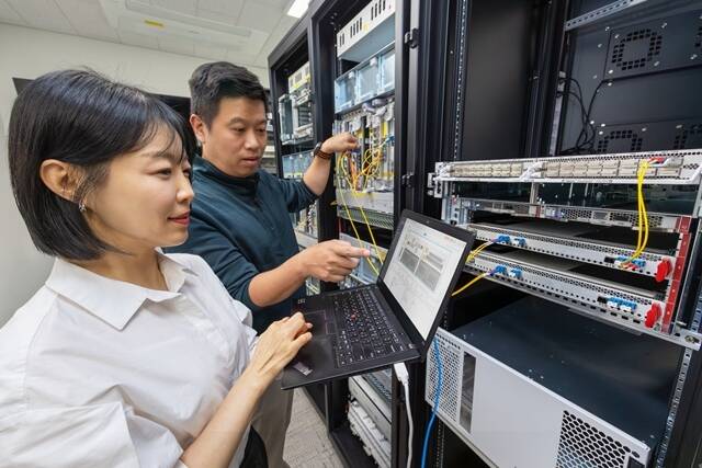 KT가 인공지능(AI) 데이터센터 간 대용량 데이터를 빠르고 안정적으로 전송할 수 있는 최대 800Gbps 대역폭의 AI 전용회선을 출시한다. /KT